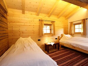 Nhà gỗ | 4 phòng ngủ, trang bị nội thất với thiết kế riêng biệt, bộ trải giường 