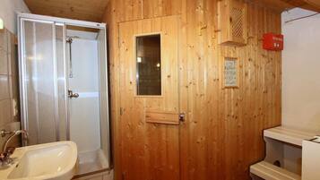 Kombinasi shower/bathtub dan handuk