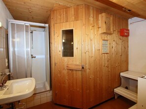 Combined shower/tub, towels