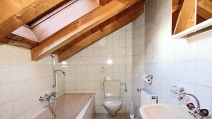 Chalet | Badezimmer | Duschwanne, Handtücher