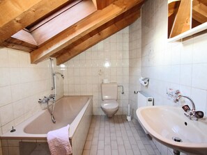 Chalet | Bathroom | Combined shower/tub, towels