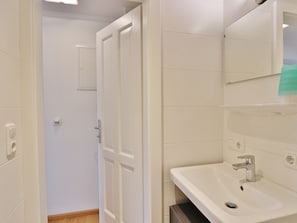 Chalet | Bathroom | Shower, towels - Gorgeous Apartment in St Johann Tyrol With Private Terrace (Sankt Johann in Tirol)