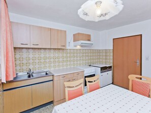 Private kitchen - Villa in Piller Near Ski Bus & Lake (Fliess)