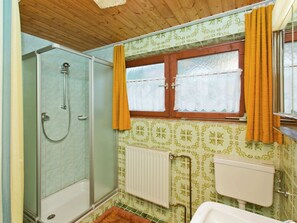 A bathroom with a shower, a toilet, and a sink. - Villa in Piller Near Ski Bus & Lake (Fliess)