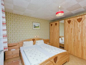 4 bedrooms, individually furnished, bed sheets