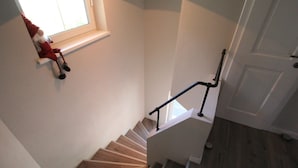 2 camere, con arredamento individuale, lenzuola