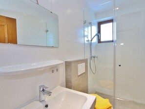 Apartment | Badezimmer | Dusche, Handtücher