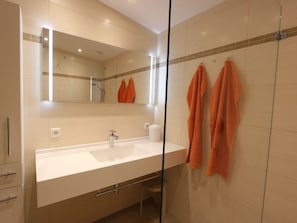 Apartment | Bathroom | Combined shower/tub, towels