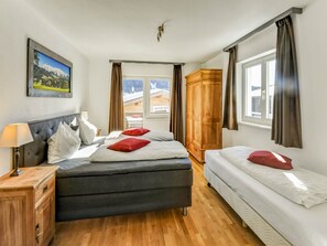 4 bedrooms, individually furnished, bed sheets - Luxury Holiday Home in Brixen im Thale Near Ski Area (Brixen im Thale)