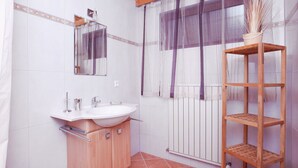Appartement | Badkamer | Een bad/douchecombinatie, handdoeken