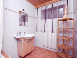 Apartment | Badezimmer | Duschwanne, Handtücher