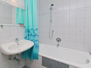 Apartment | Badezimmer | Duschwanne, Handtücher