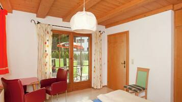 2 Schlafzimmer, individuell eingerichtet