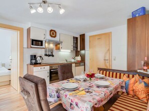 Apartamento | Cocina privada | Trona infantil y utensilios de cocina