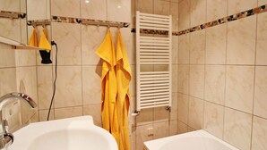 Ferienhaus | Badezimmer | Duschwanne, Handtücher