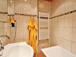 Ferienhaus | Badezimmer | Duschwanne, Handtücher