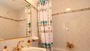 Apartment | Bathroom | Bathtub, towels - Modern Apartment With Garden in Tyrol (Sankt Johann in Tirol)