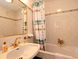 Apartment | Badezimmer | Badewanne, Handtücher