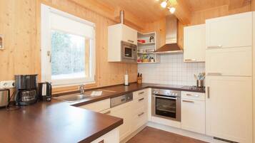 Chalet | Eigene Küche | Mikrowelle, Herdplatte, Geschirrspüler