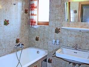 Apartment | Badezimmer | Badewanne, Handtücher
