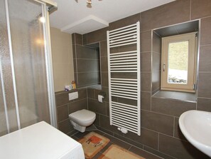 House | Bathroom | Shower, towels