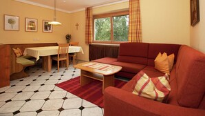 Living room - Restful Apartment With Terrace, Garden, Heating, Parking (Oberhofen im Inntal)