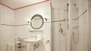 Bathtub, towels - Restful Apartment With Terrace, Garden, Heating, Parking (Oberhofen im Inntal)