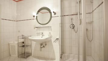 Bathtub, towels