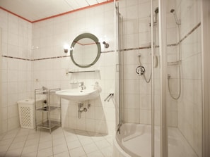 Bathtub, towels