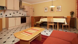 Coffee/tea maker, fridge, microwave, oven - Restful Apartment With Terrace, Garden, Heating, Parking (Oberhofen im Inntal)