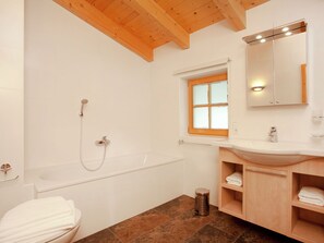 Chalet | Bathroom | Bathtub, towels