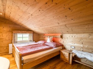 2 عدّة غرف نوم وطراز فريد لكل وحدة و ملاءات أسرّة