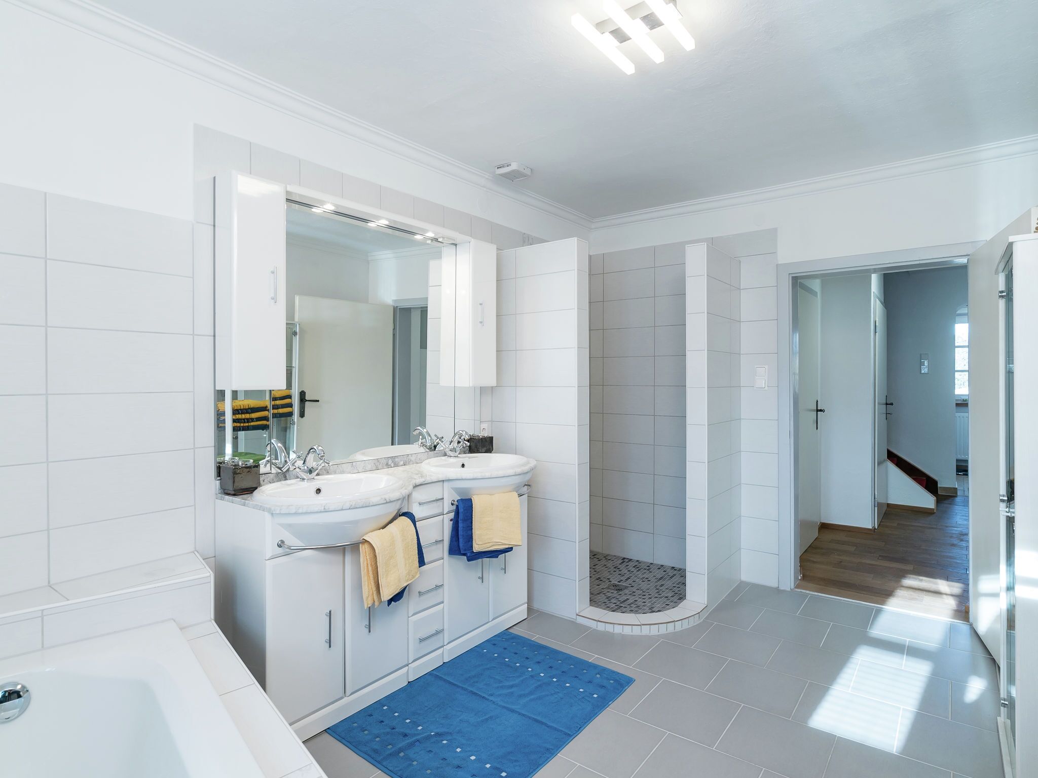 Bathtub, towels