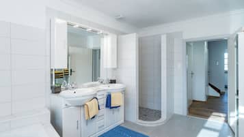 Bathtub, towels