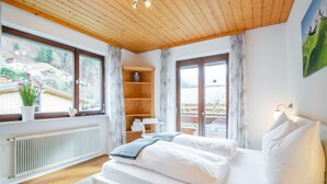 4 habitaciones y muebles diferentes 