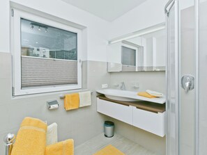 Apartment | Badezimmer | Dusche, Handtücher