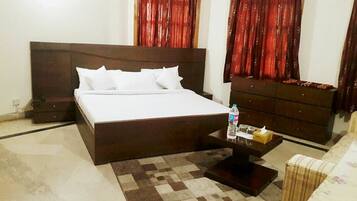 Standard Double Room | In-room safe, individually decorated, soundproofing, iron/ironing board