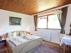 Apartment | 4 bedrooms, individually furnished, bed sheets