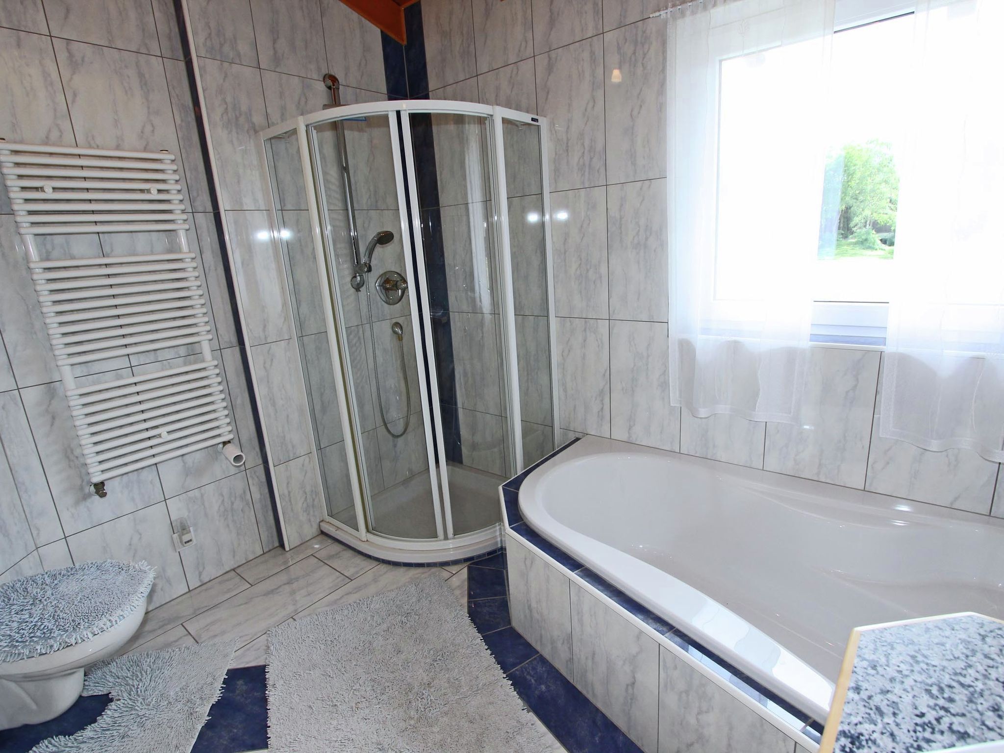 Chalet | Bathroom | Combined shower/bathtub, towels