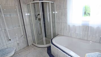 Chalet | Bathroom | Combined shower/bathtub, towels