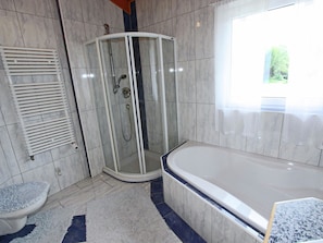 Chalet | Bathroom | Combined shower/tub, towels - Cozy Chalet With Balcony in Imst (Imst)