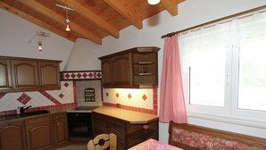 Espresso maker, fridge, oven, dishwasher - Cozy Chalet With Balcony in Imst (Imst)