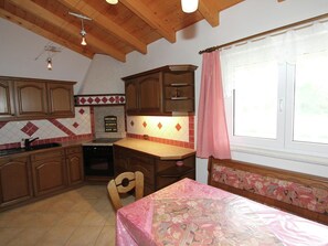 Fridge, oven, dishwasher, espresso maker - Cozy Chalet With Balcony in Imst (Imst)