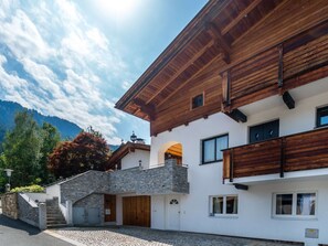 Unclassified image, 4 of 40, button - Spacious Apartment in Kitzbuhel near Ski Lift (Kitzbuhel)