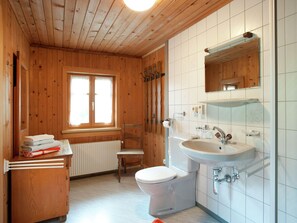 Apartment | Bathroom - Cozy Apartment with Sauna near Ski Area in Silbertal (Silbertal)