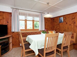 Dining - Cozy Apartment with Sauna near Ski Area in Silbertal (Silbertal)