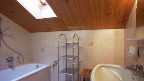 Apartment | Bathroom | Combined shower/tub