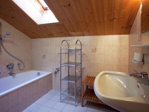Apartment | Bathroom | Combined shower/tub