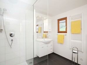 Shower, towels - Spacious Cottage in Au Near Ski Area (Au)