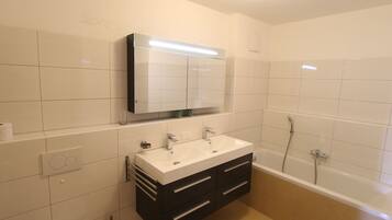 Ferienhaus | Badezimmer | Badewanne, Handtücher